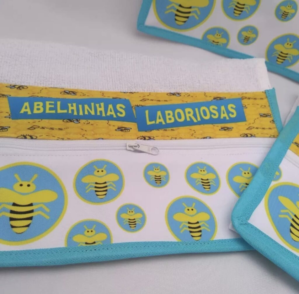 Toalhinha com Necessaire Porta-Higiene Bucal